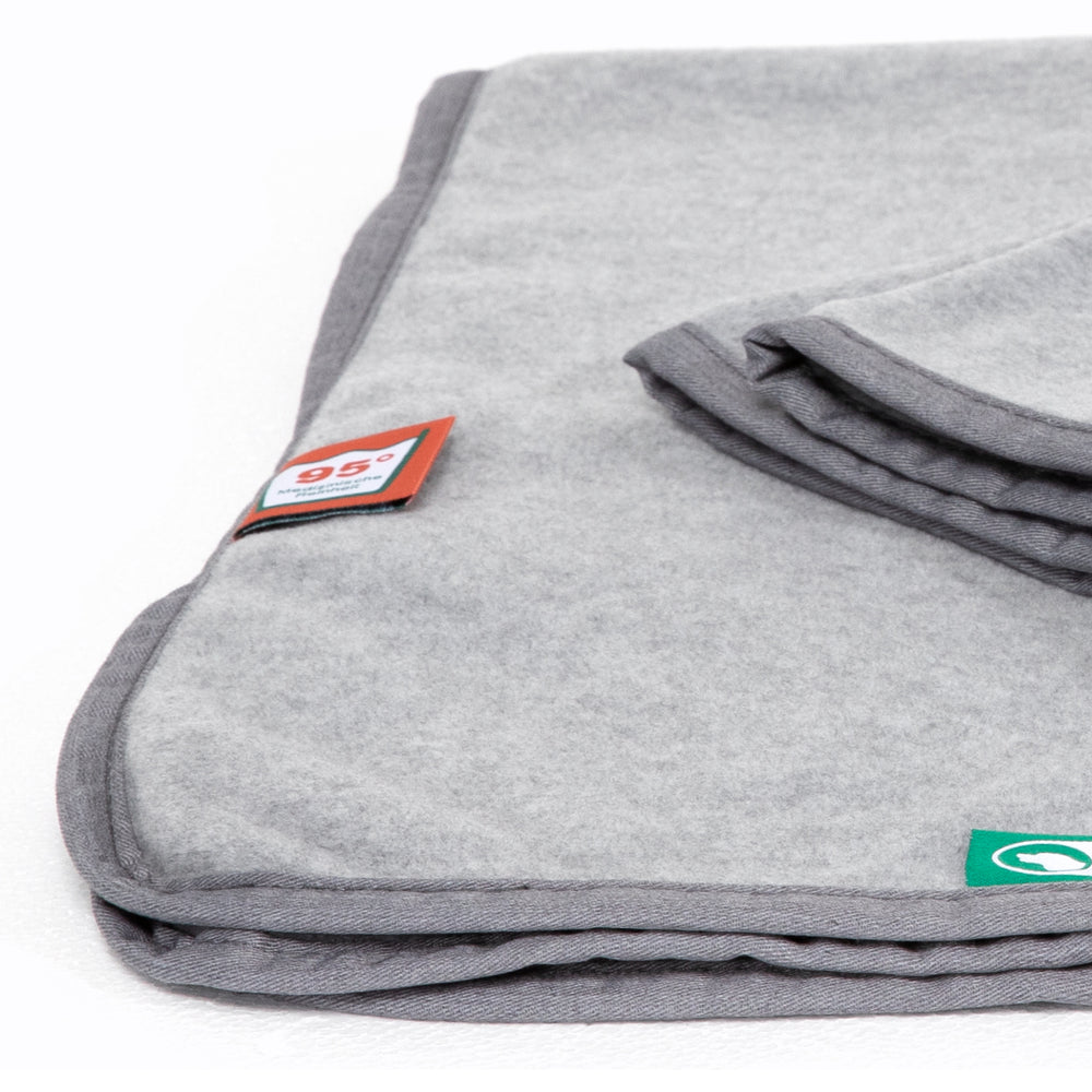 Graue Fleece-Kuscheldecke von Doctor Bark mit bunten Etiketten und sorgfältigen Kanten. Ideal für Komfort und Wärme.