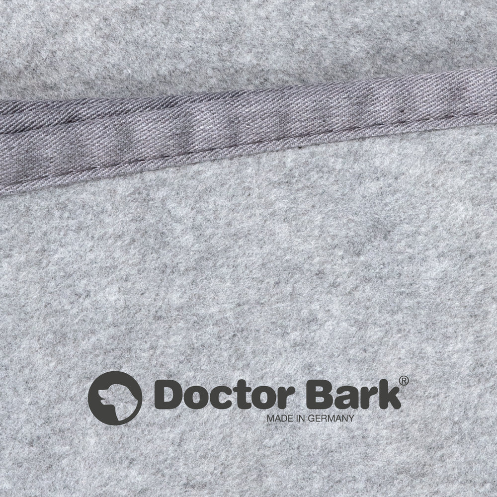 Graue Fleece-Kuscheldecke von Doctor Bark mit hochwertigem Logo, hergestellt in Deutschland.