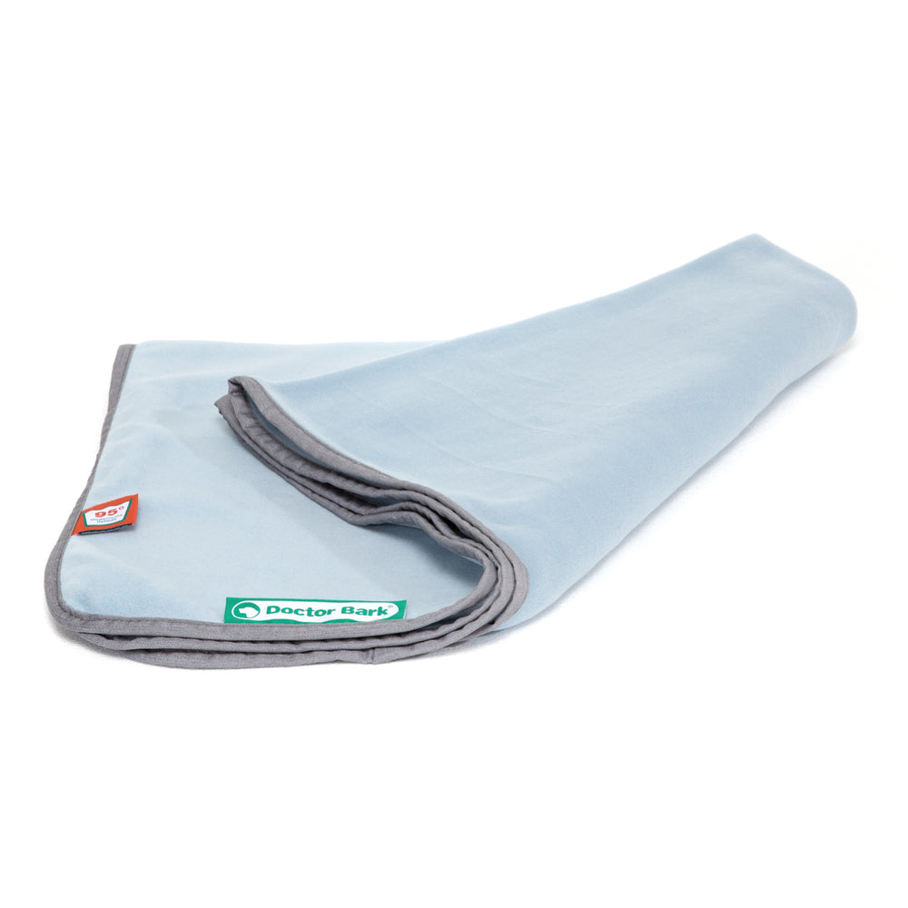 "Weiche, faltbare Kuscheldecke von Doctor Bark in hellblau mit grauem Rand – ideal für gemütliche Momente."