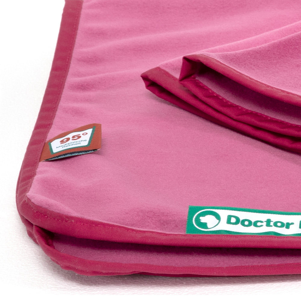 "Rosa Doctor Bark Kuscheldecke aus Fleece mit Pflegeetikett und grünem Logo für ultimativen Komfort."