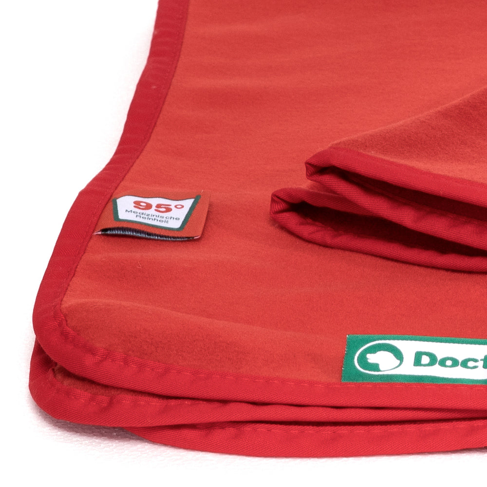 Rote Doctor Bark Kuscheldecke aus Fleece mit umgenähtem Rand und Waschtemperatur von 95 °C. Ideal für gemütliche Abende.