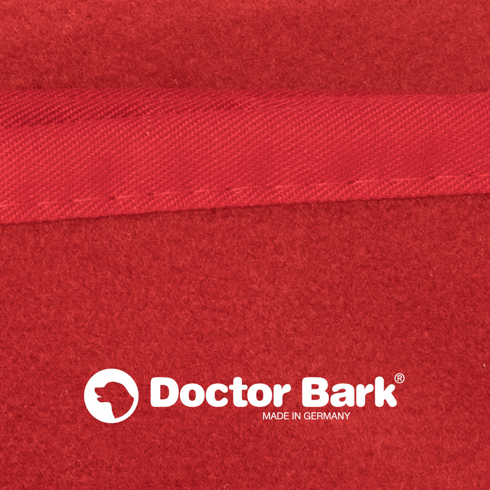 Rote Doctor Bark Kuscheldecke aus Fleece mit strukturierter Oberfläche und weißem Logo "MADE IN GERMANY".