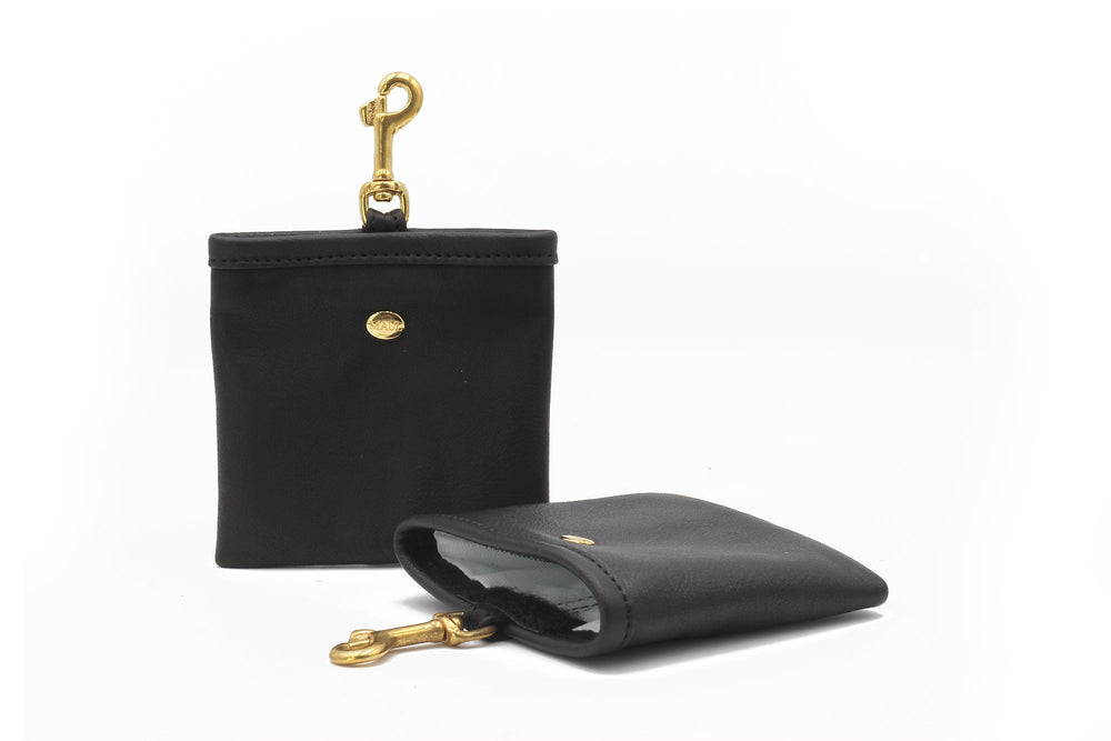 Schwarzes Leder-Portemonnaie mit goldenen Clip und geöffnetem Fach, sichtbar ist das Innere und ein goldenes Logo.