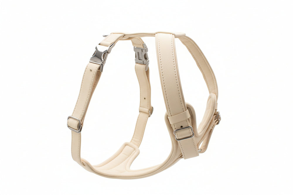 Beiges, zweifach verstellbares Ledergeschirr für Hunde mit modernen Schnallen und weichem Material.