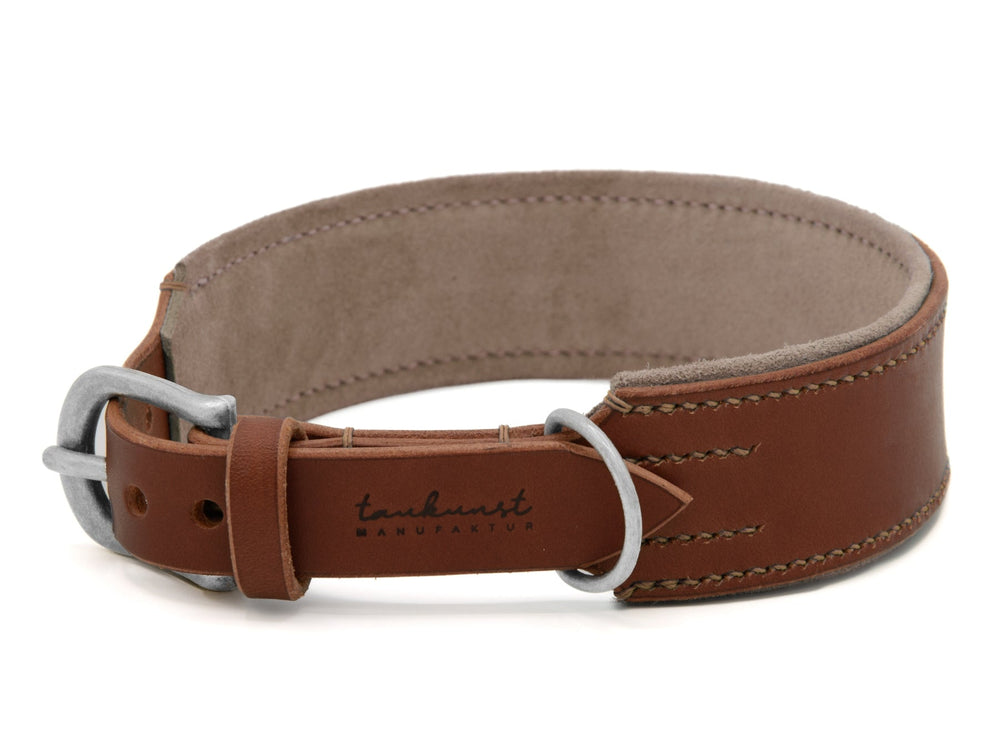 Braunes Lederhalsband "Wildfang" mit silberner Schnalle und beigem Futter, dezente Naht am Rand. Ideal für stilvolle Auftritte.