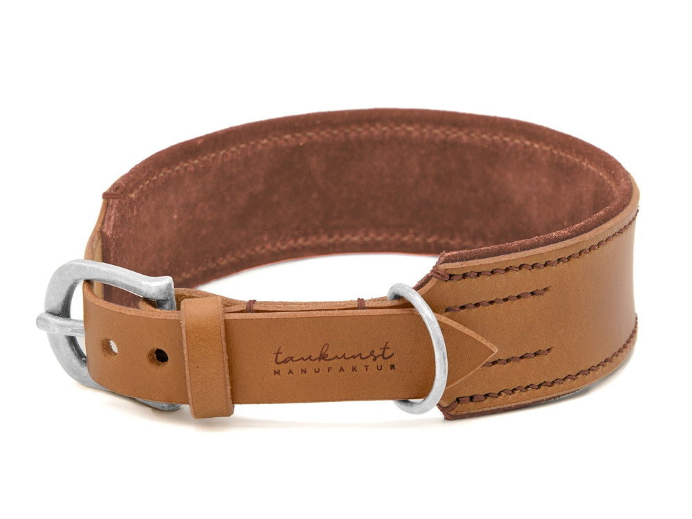 Breites braunes Lederhalsband mit silberfarbener Schnalle und dezenter Prägung des Herstellernamens "tankunst MAN".