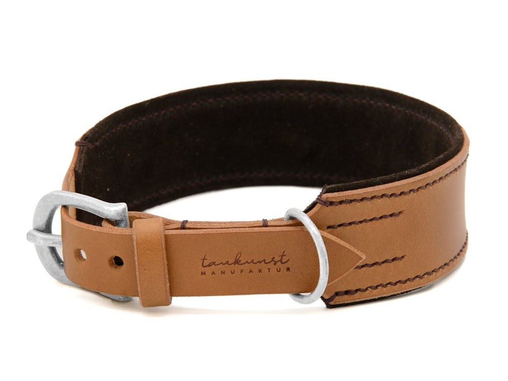 Brauner Lederhalsband WILDFANG mit metallischer Schnalle und hochwertiger Verarbeitung. Elegant und robust zugleich.