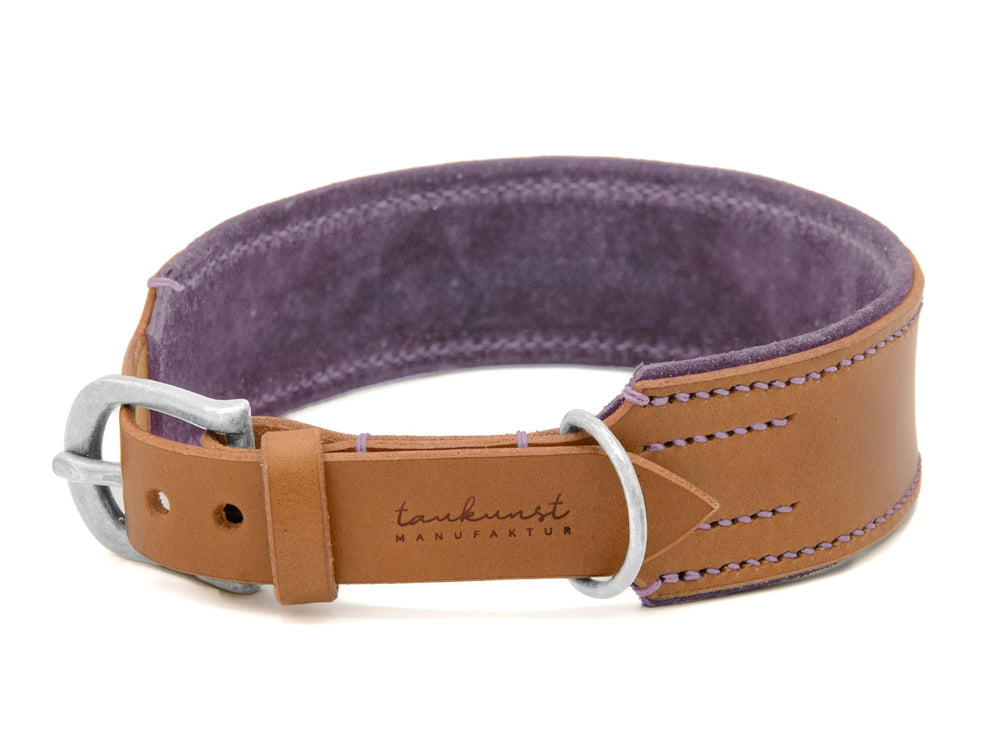 Braunes Lederhalsband mit lila Innenseite und silbernem Verschluss für Hunde, stilvoll und bequem.