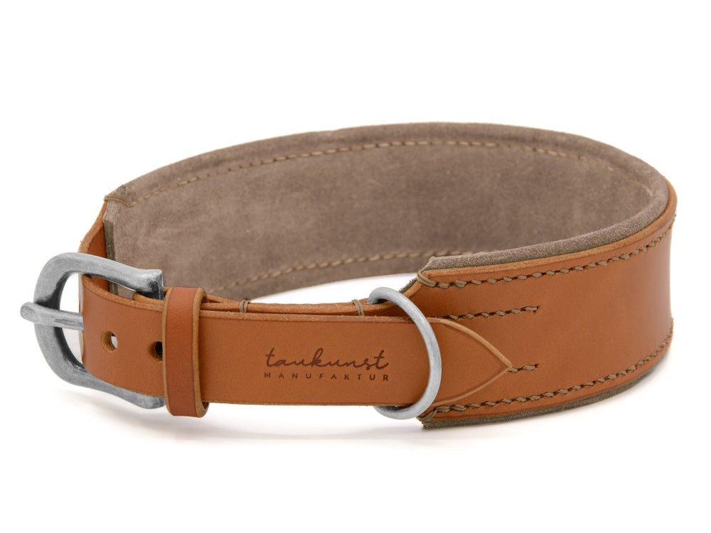Braunes Lederhalsband "Wildfang" mit weichem Innenfutter und metallischer Schnalle, ideal für stilbewusste Hunde.