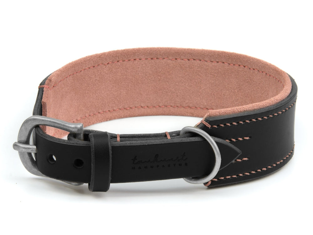 Breites schwarzes Lederhalsband für Hunde mit beigem Suede-Futter und silberner Metallschnalle, schlichtes Design mit Nähten.