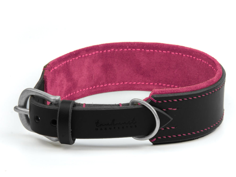 Schwarzes Lederhalsband mit pinker Innenauskleidung und silberner Schnalle, betont durch pinke Nähte.