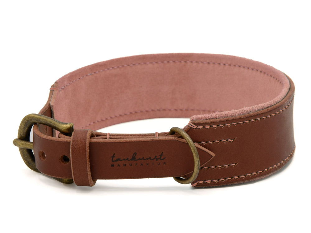 Brauner Lederhalsband Wildfang mit goldfarbener Schnalle und rosa Innenfutter, stilvoll und robust für Hunde.