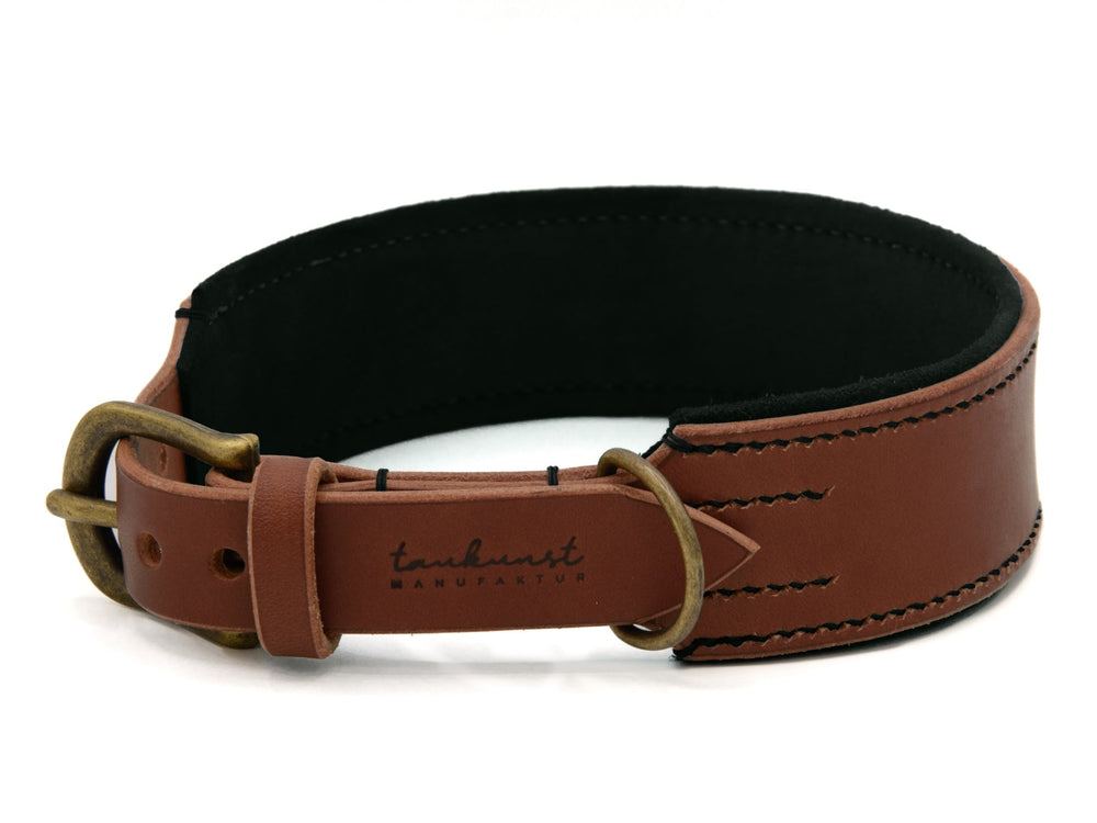 Braunes Lederhalsband Wildfang mit stabiler Verarbeitung und antikem Schnallendesign, ideal für stilvolle Hunde.