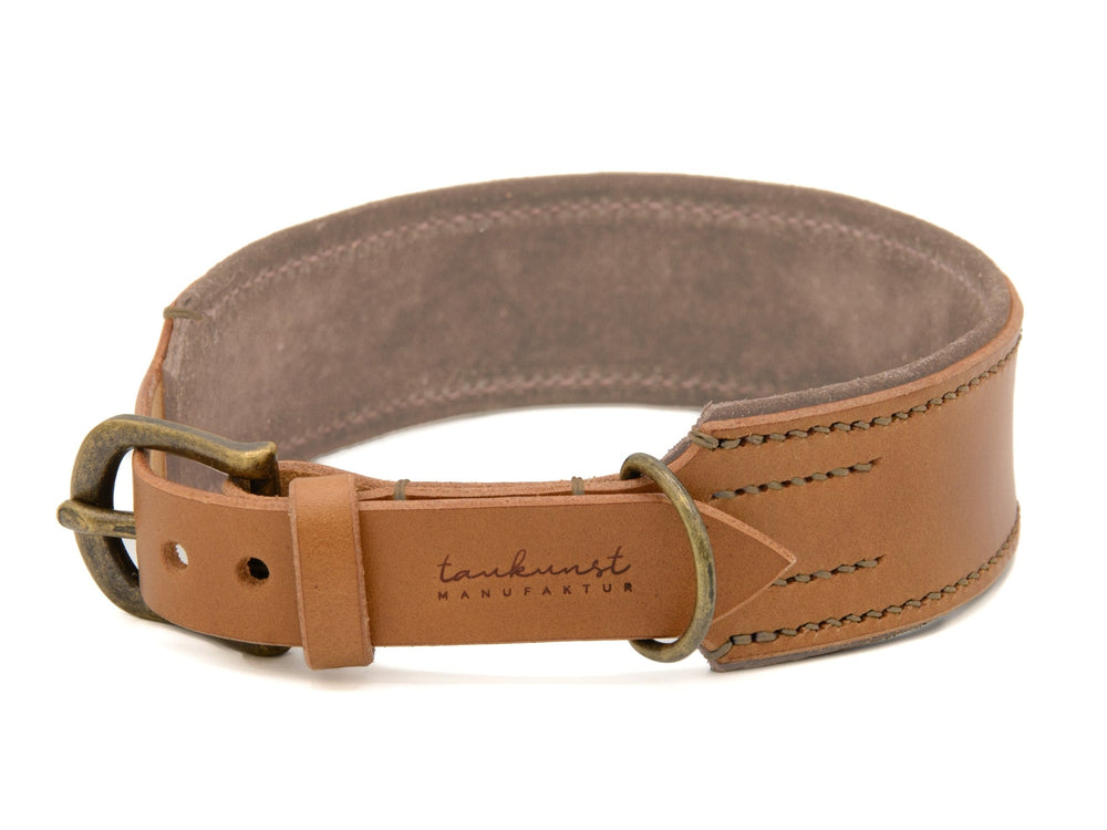 Breiter brauner Ledergürtel mit weißer Naht und messingfarbener Schnalle von tankunst MANUFAKTUR.
