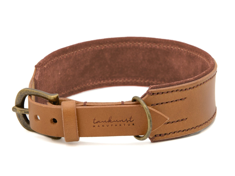 Breiter, brauner Ledergürtel mit robustem Metallschnalle und 'tankunst MANU'-Schriftzug auf der Innenseite.