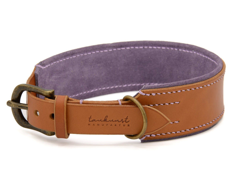 Braunes Lederhalsband für Hunde mit lila Futter und antikem Design, ideal für stilvolle Haustiere.