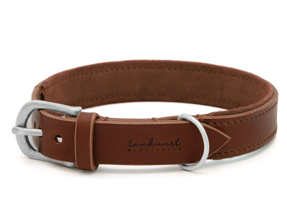 Brauner Ledergürtel mit eleganter Schnalle und feinen Nähten von tarnkurst MANU, ideal für modebewusste Männer.