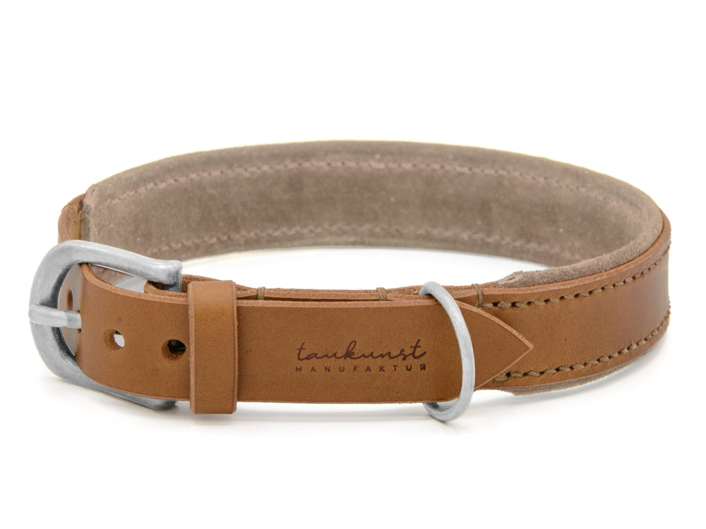 Braunes Lederhalsband mit silberner Schnalle und kontrastierender Innenseite, verziert mit edler Prägung.