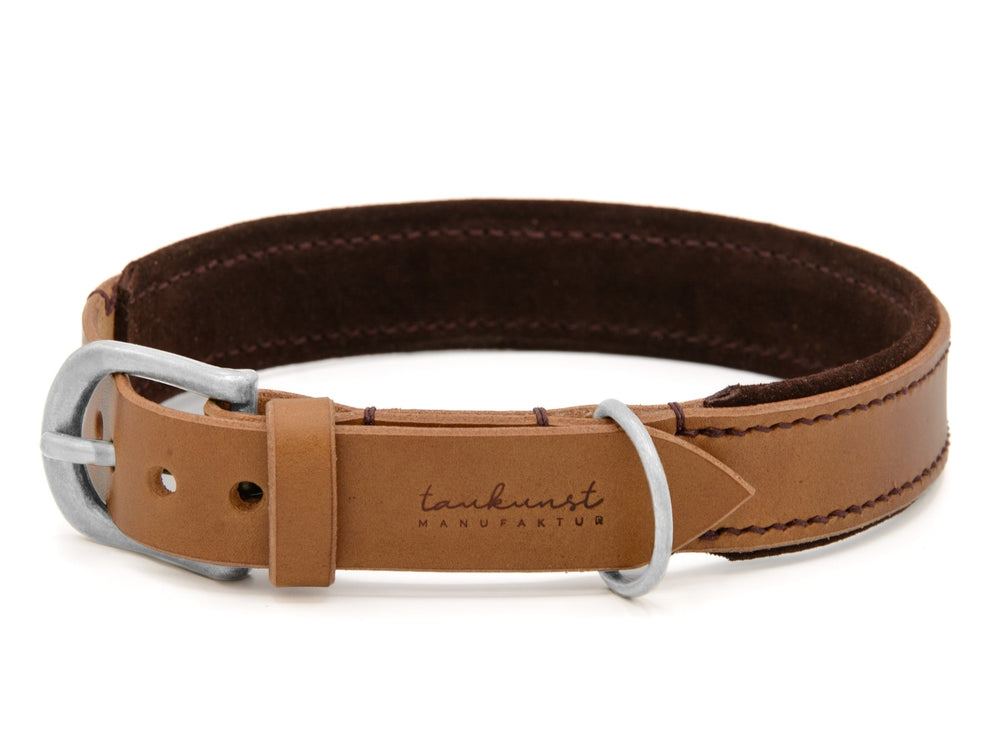 Elegantes Hundehalsband aus braunem Leder mit silberner Schnalle und edler Verarbeitung für stilvolle Hunde.