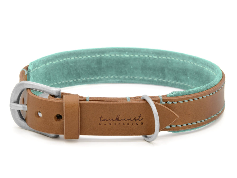 Braunes Lederhalsband mit hellblauem Innenfutter, silberner Schnalle und "tankunst MANU" Prägung für Hunde.