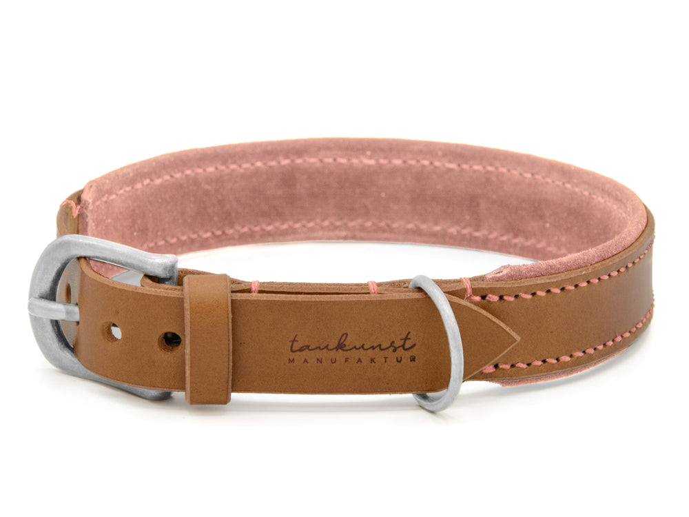 Braunes Lederhalsband WILDFANG mit hellrosa Innenseite und silberner Schnalle, schlichtes Design mit "tankunst"-Schriftzug.