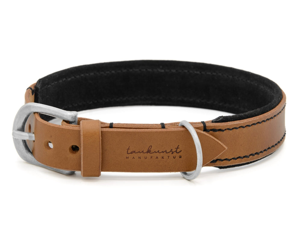 Hochwertiges braunes Lederhalsband mit silberner Schnalle und schwarzem Innenfutter von tankunst MANUFAKTUR.