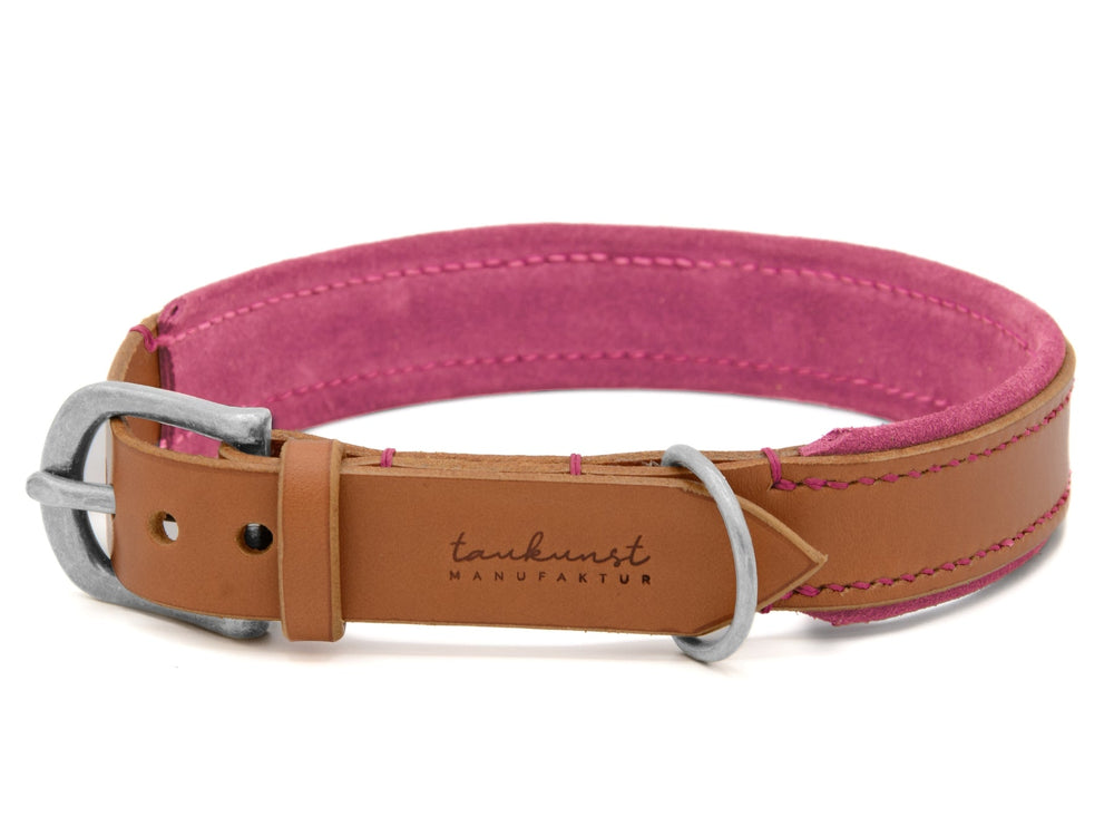 Lederhalsband Wildfang in Braun und Pink mit silberner Schnalle und Prägung "taukuhst MAN". Ideal für stilvolle Hunde.