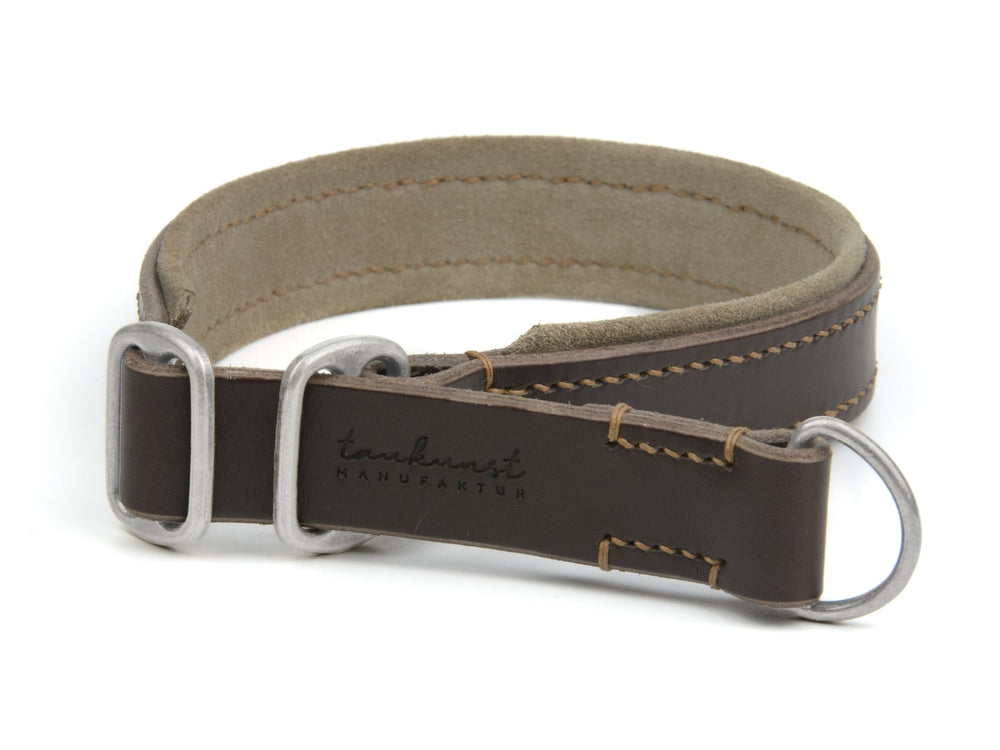 Braunes Lederhalsband mit silbernen D-Ringen und heller Wildleder-Innenseite für elegante Hundemode.