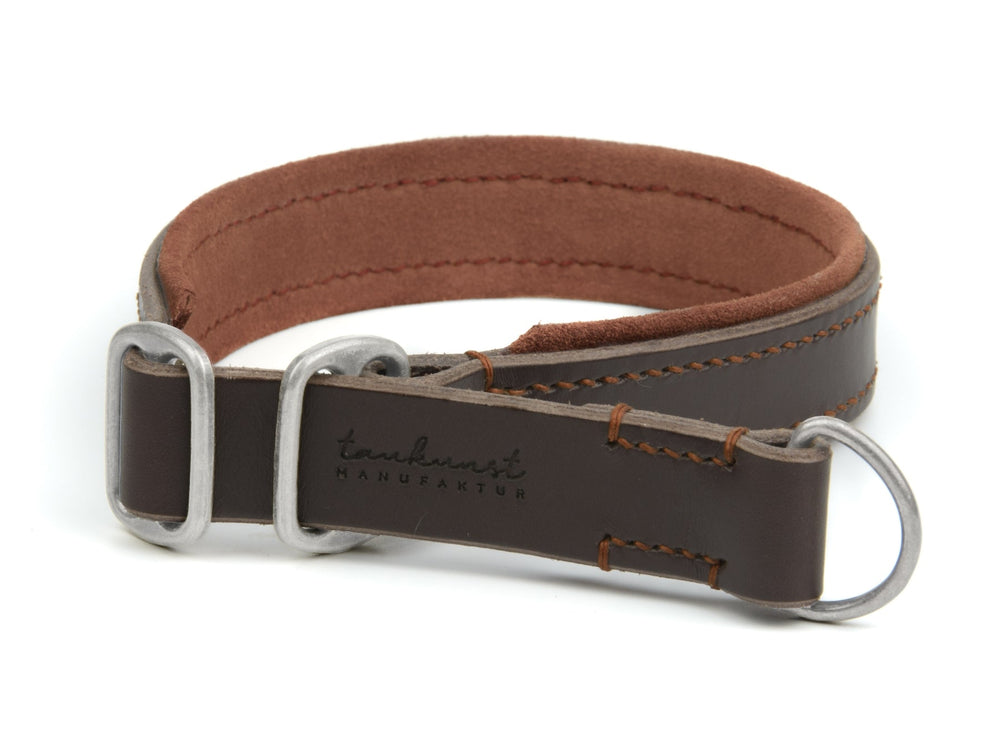 Braunes Lederhalsband "Wildfang" mit weicher Innenseite und silbernen D-Ringen, beschriftet mit "tanukunst MANUFAKTUR".