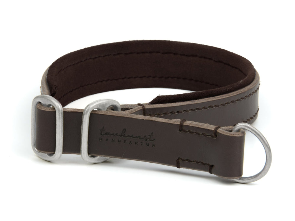 Braunes Lederhalsband mit silbernen D-Ringen und „taubenkurst MANUFAKTUR“-Prägung, elegantes Design für Hunde.