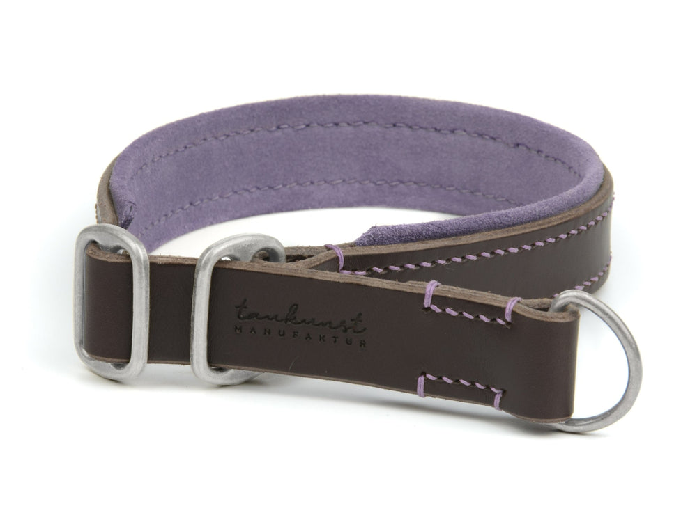 Dunkles Lederhalsband mit violettem Innenfutter und lila Nähten, ausgestattet mit zwei silbernen Metallringen.