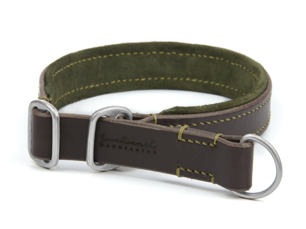 Braunes Lederhalsband für Hunde mit grünem Innenpolster, metallener Schnalle und D-Ring für robuste Leinenbefestigung.