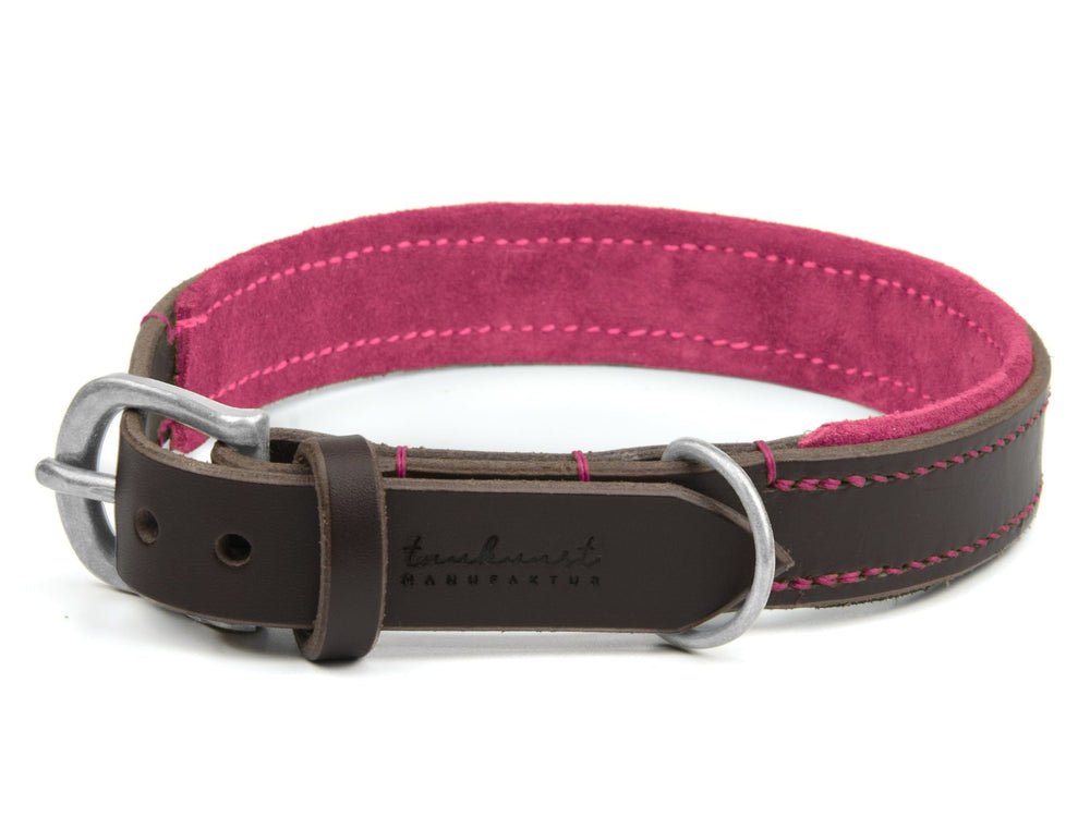 Hundehalsband aus robustem Leder in dunkelbraun mit pinker Innenauskleidung und Metallverschluss. Stilvoll für treue Begleiter.