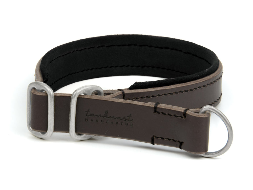 Braunes Lederhalsband mit Polsterung, zwei silberne D-Ringe und "tanukunst MANUFAKTUR"-Prägung. Ideal für Hunde.