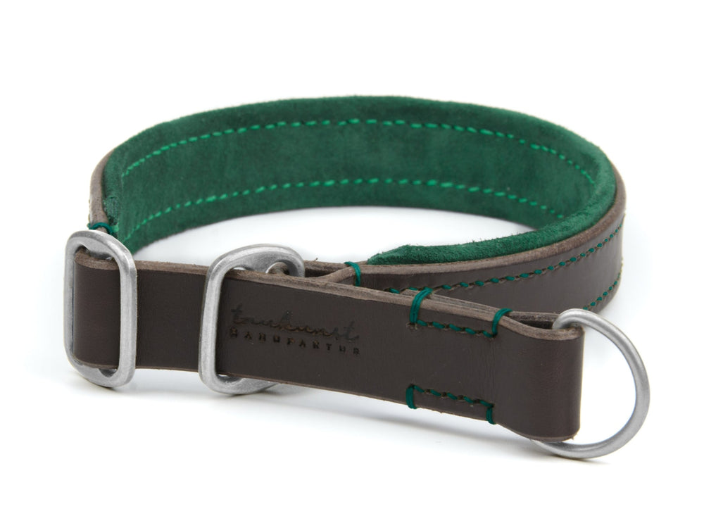 "Braunes Lederhalsband für Hunde mit grüner Innenseite, silberner Metallschließe und D-Ring. Stilvoll und robust."