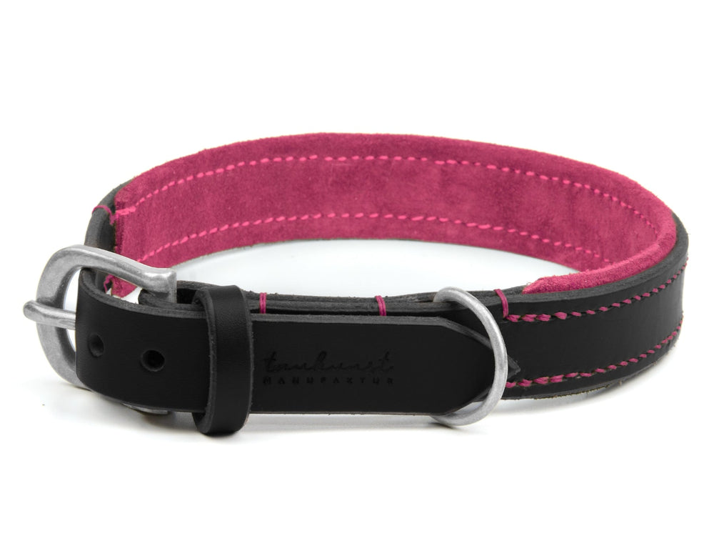 Schwarzes Lederhalsband für Hunde mit pinker Innenfläche und grauer Metallschnalle, weich und samtig.