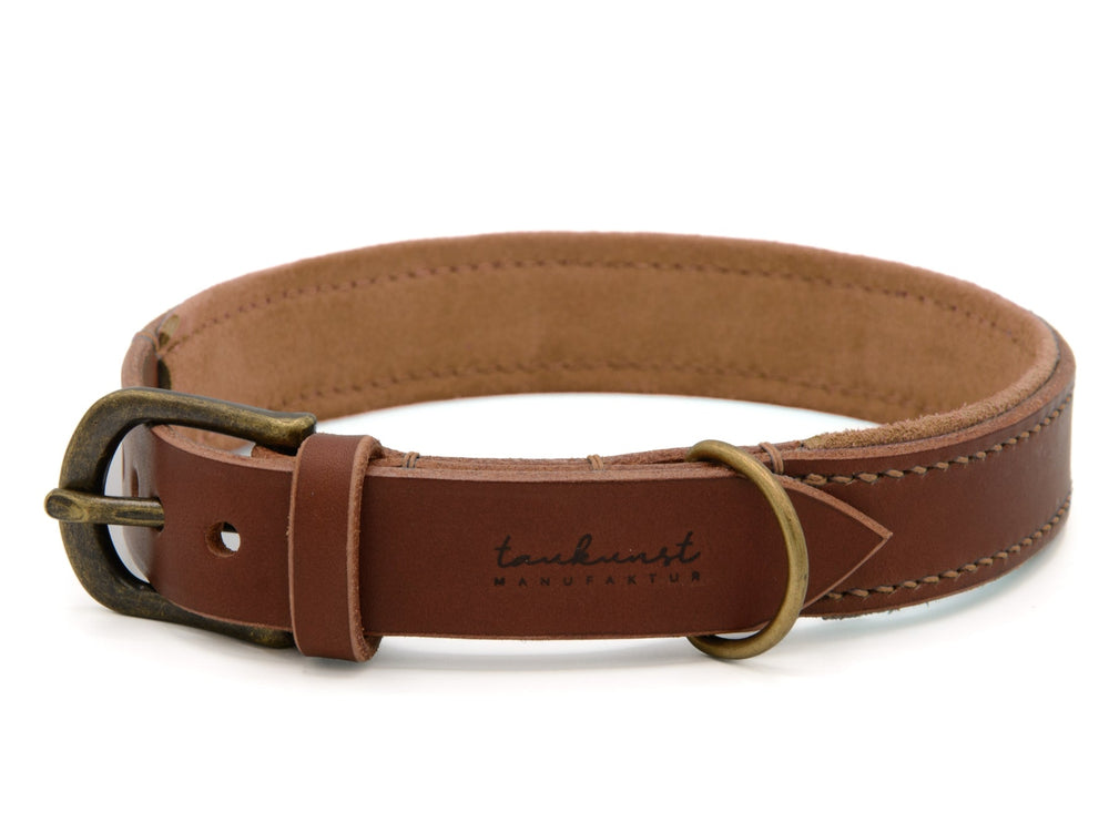 Braunes Lederhalsband "Wildfang" mit eleganter Messingschnalle und hellem Innenfutter, ideal für stilvolle Hunde.