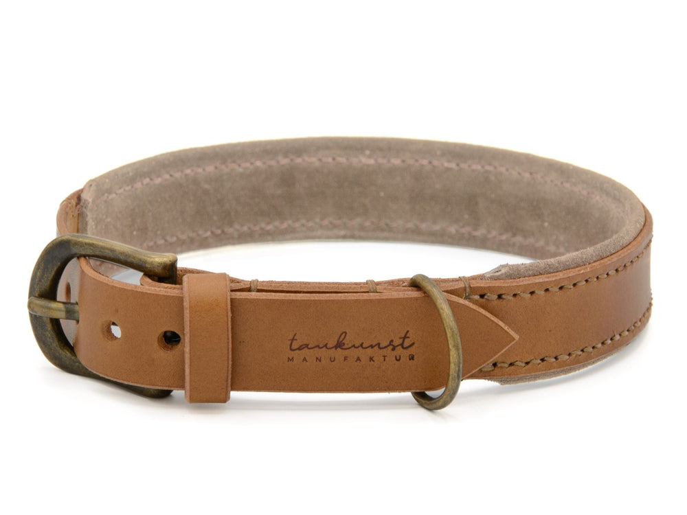 Braunes Lederhalsband "Wildfang" mit Messingschnalle und gepolsterter Innenseite, inkl. eingraviertem Logo.