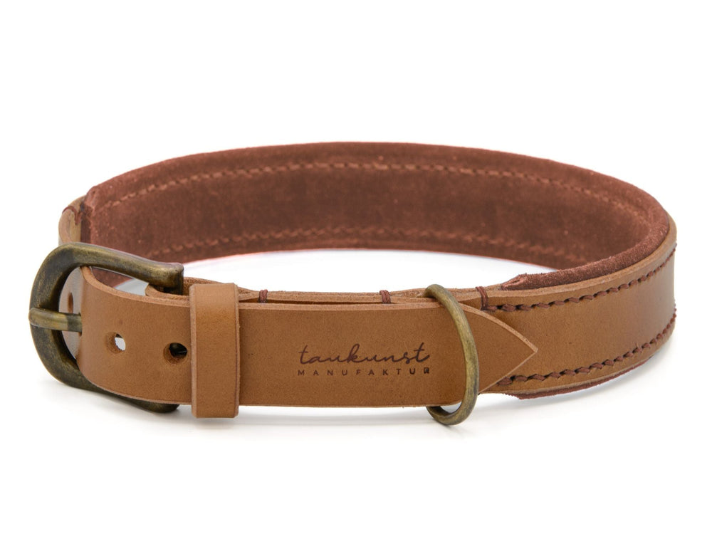 Braunes Lederhalsband für Hunde mit einfacher Schnalle und D-Ring, beschriftet mit "tan kunst MANUFAKTUR".