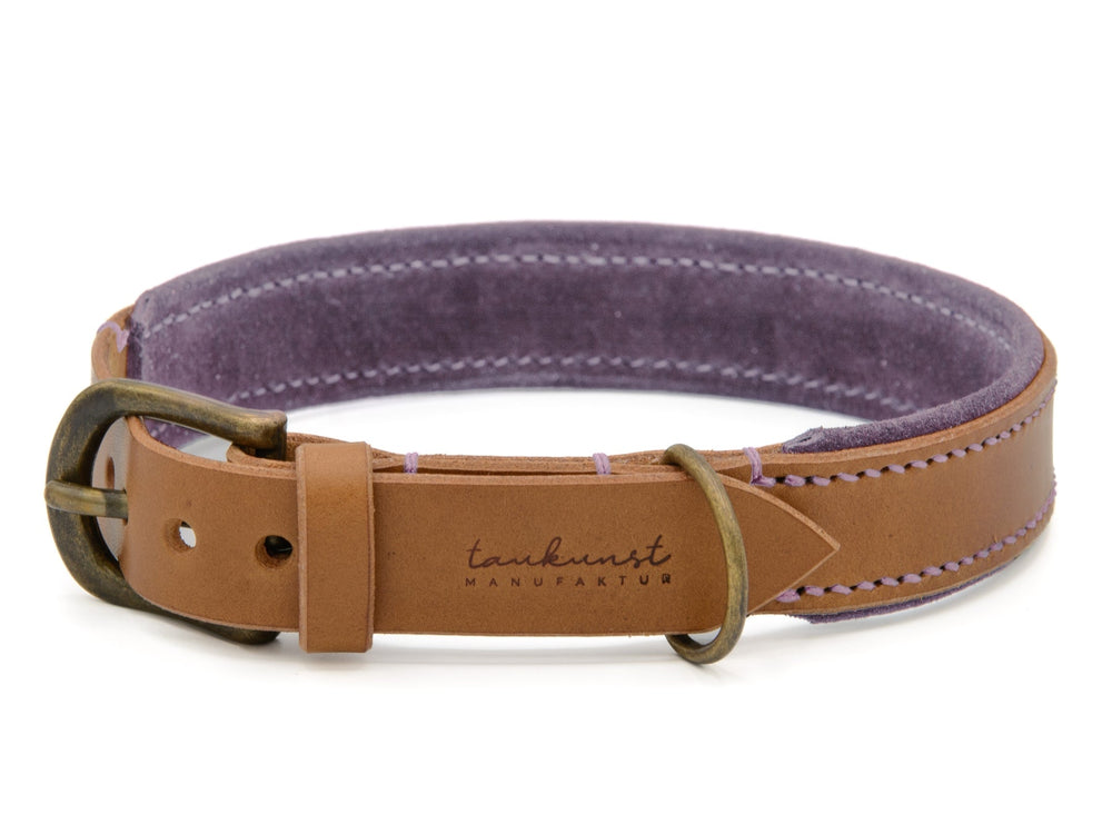 "Elegantes Lederhalsband Wildfang in naturfarben mit lila Innenseite und goldfarbenem Schnallenverschluss für Hunde."