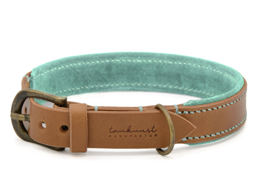 Hochwertiges Lederhalsband für Hunde und Katzen in hellbraunem Design mit türkiser Innenseite.