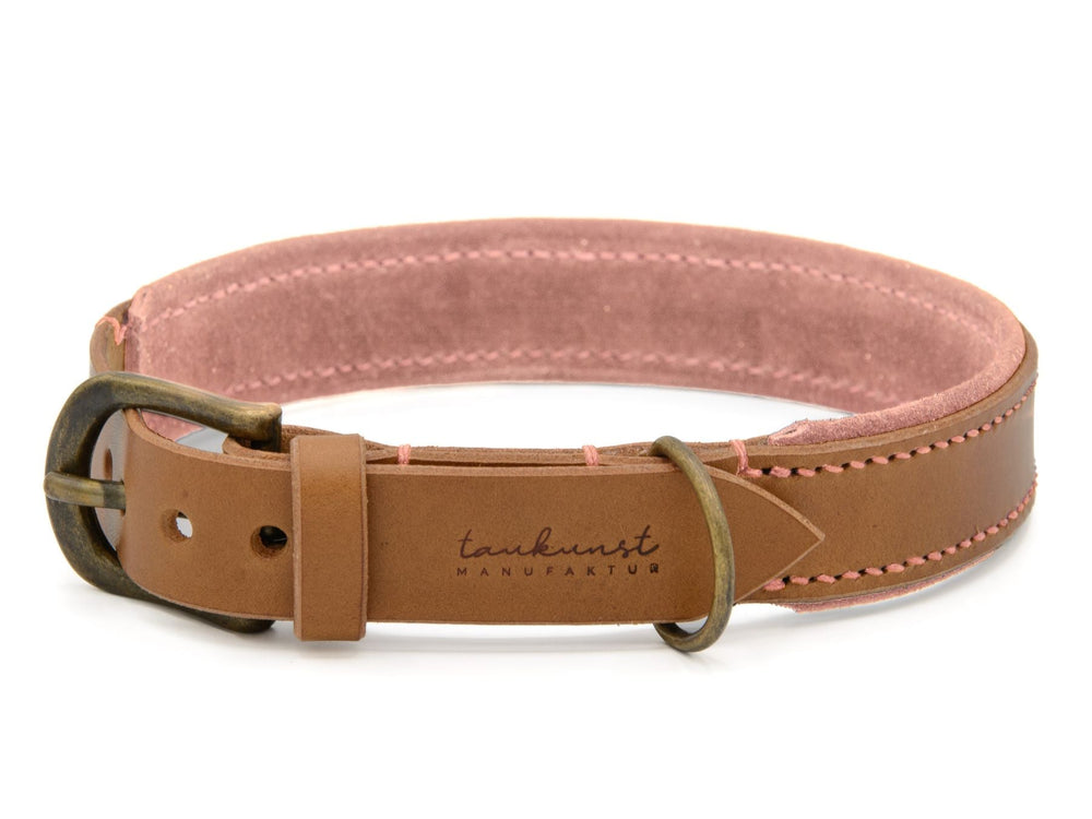 Braunes Lederhalsband mit pinkem Innenfutter und Metallbuckle für Hunde, nahtlos verarbeitet, stilvoll und komfortabel.