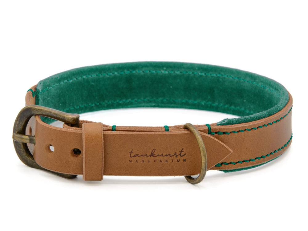 Braunes Lederhalsband „Wildfang“ für Hunde mit grüner Innenseite und hochwertigem Messingverschluss.