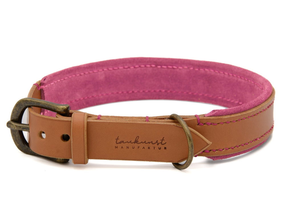 "Hundehalsband aus Leder mit brauner Außenseite, pinker Innenseite und antikem Metallschließenverschluss."