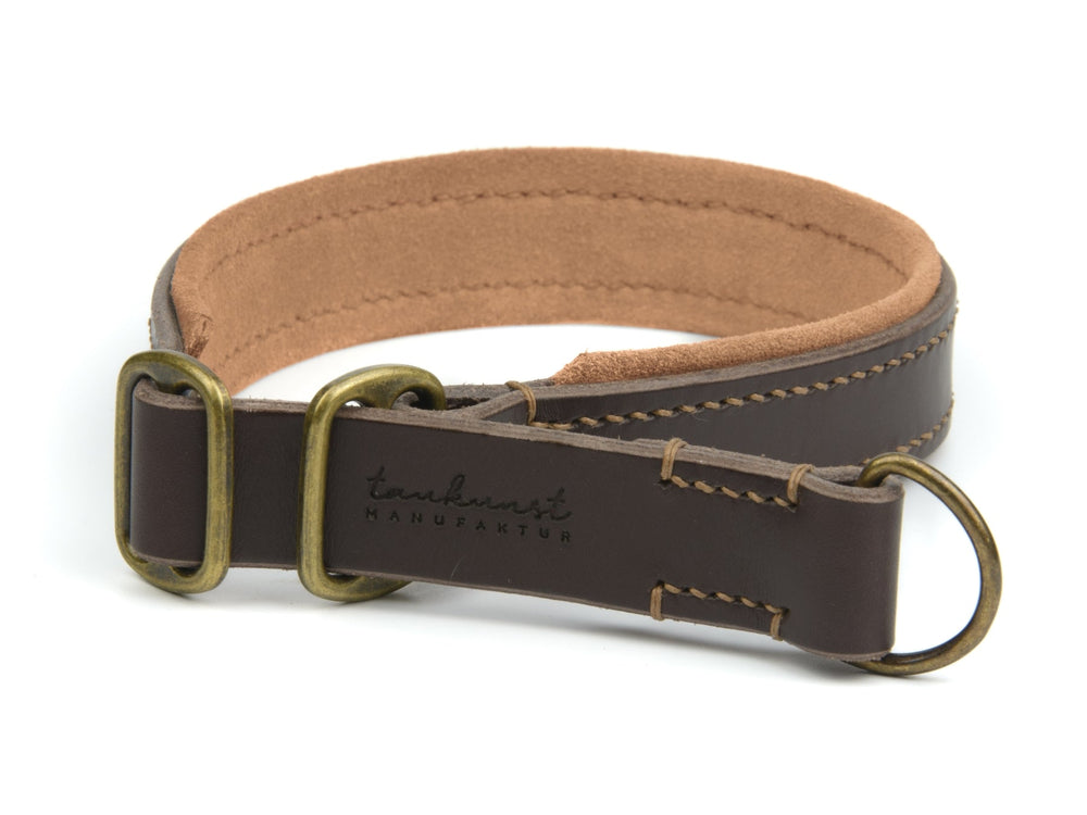 Braunes Lederhalsband mit Metallringen, hellen Nähten und weichem Innenfutter für Hunde.