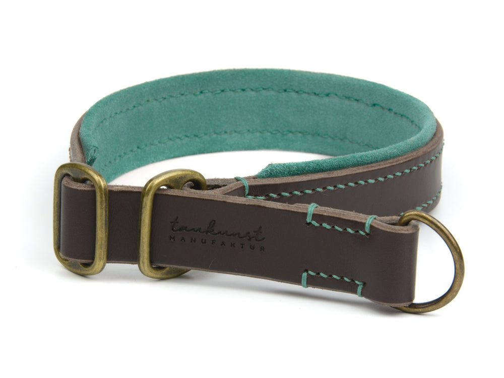 Braunes Lederhalsband mit turquoise Innenauskleidung und goldenen Ringen, bestickt mit "tanukunst MANUFAKTUR".