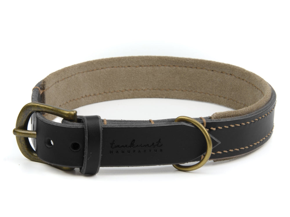 Schwarzes Lederhalsband Wildfang mit klassischer Messingschnalle und weicher Innenseite, ideal für stylische Hunde.