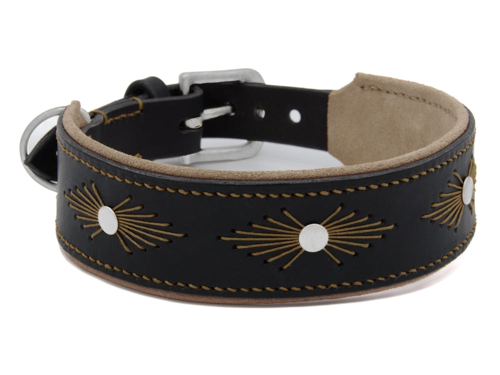 Breites schwarzes Lederhalsband WOODSTOCK mit goldfarbener Stickerei und weißen Elementen, gepolstert für Komfort.