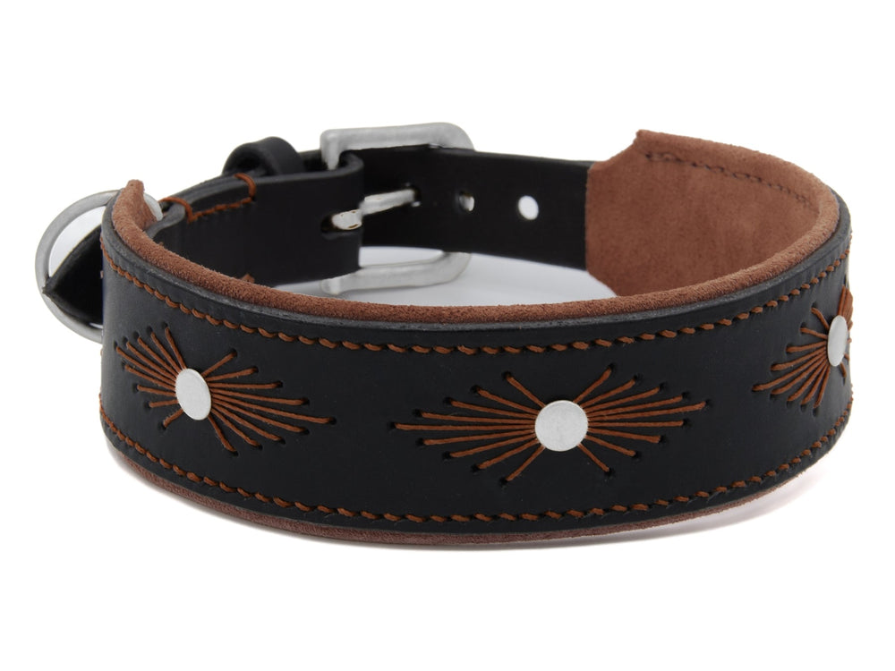 Schwarzes Lederhalsband WOODSTOCK mit geprägtem Muster und metallischen Inlays, weich gefüttert für Komfort.