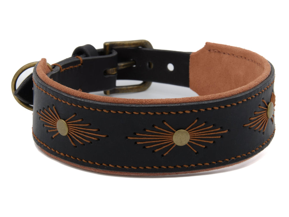 Breites Lederhalsband WOODSTOCK für Hunde, schwarz mit braunem Wildlederfutter und goldenen Sternverzierungen.